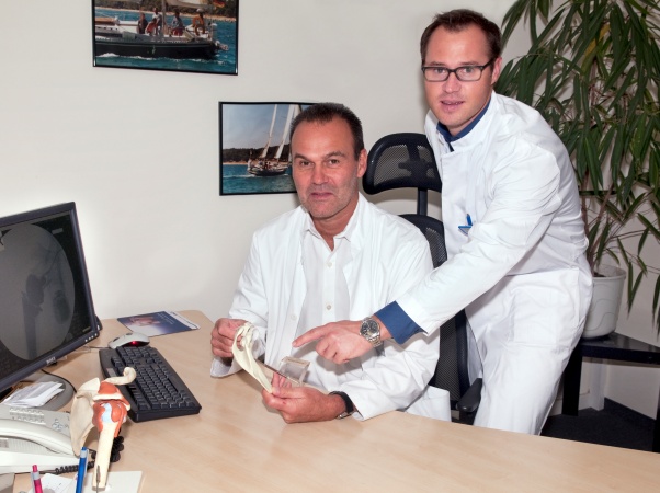 Die Chirurgen Dr. Artur Klaiber (links) und Dr. Martin Kuttner erklären jedem Patienten das Schultergelenk ganz genau.
