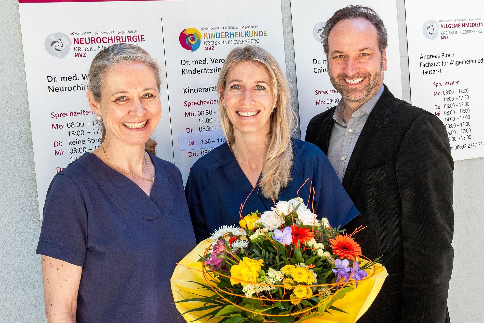 Dr. Bernadette Berndl (Mitte) verstärkt Dr. Veronika Spranger (links) in der Kinder- und Jugendmedizin des MVZ Kreisklinik Ebersberg, dessen Geschäftsführer Stefan Huber (rechts) ist.