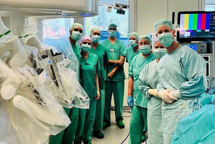 Das Team im OP um Chefarzt Dr. Alexander Gratz (rechts) hat einen Weg gefunden, wie mehr Patientinnen und Patienten von der schonenden Operationsmethode mit Da Vinci profitieren. 