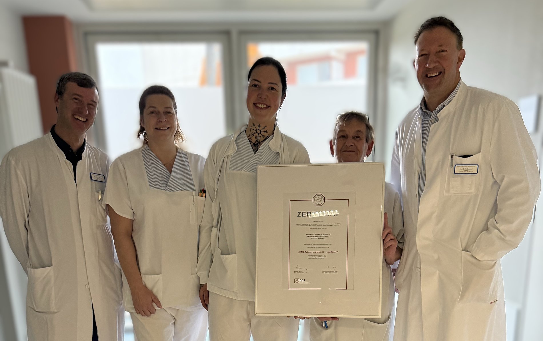 Oberarzt Prof. Björn Krämer, die beiden Heart failure nurses Nancy Madry und Stefanie Frank, Stationsleitung Rosi Kaufmann und Chefarzt Prof. Martin Schmidt (von links) freuen sich über die erneute Zertifizierung der Heart failure Unit. 