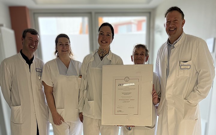 Oberarzt Prof. Björn Krämer, die beiden Heart failure nurses Nancy Madry und Stefanie Frank, Stationsleitung Rosi Kaufmann und Chefarzt Prof. Martin Schmidt (von links) freuen sich über die erneute Zertifizierung der Heart failure Unit. Oberarzt Prof. Björn Krämer, die beiden Heart failure nurses Nancy Madry und Stefanie Frank, Stationsleitung Rosi Kaufmann und Chefarzt Prof. Martin Schmidt (von links) freuen sich über die erneute Zertifizierung der Heart failure Unit.