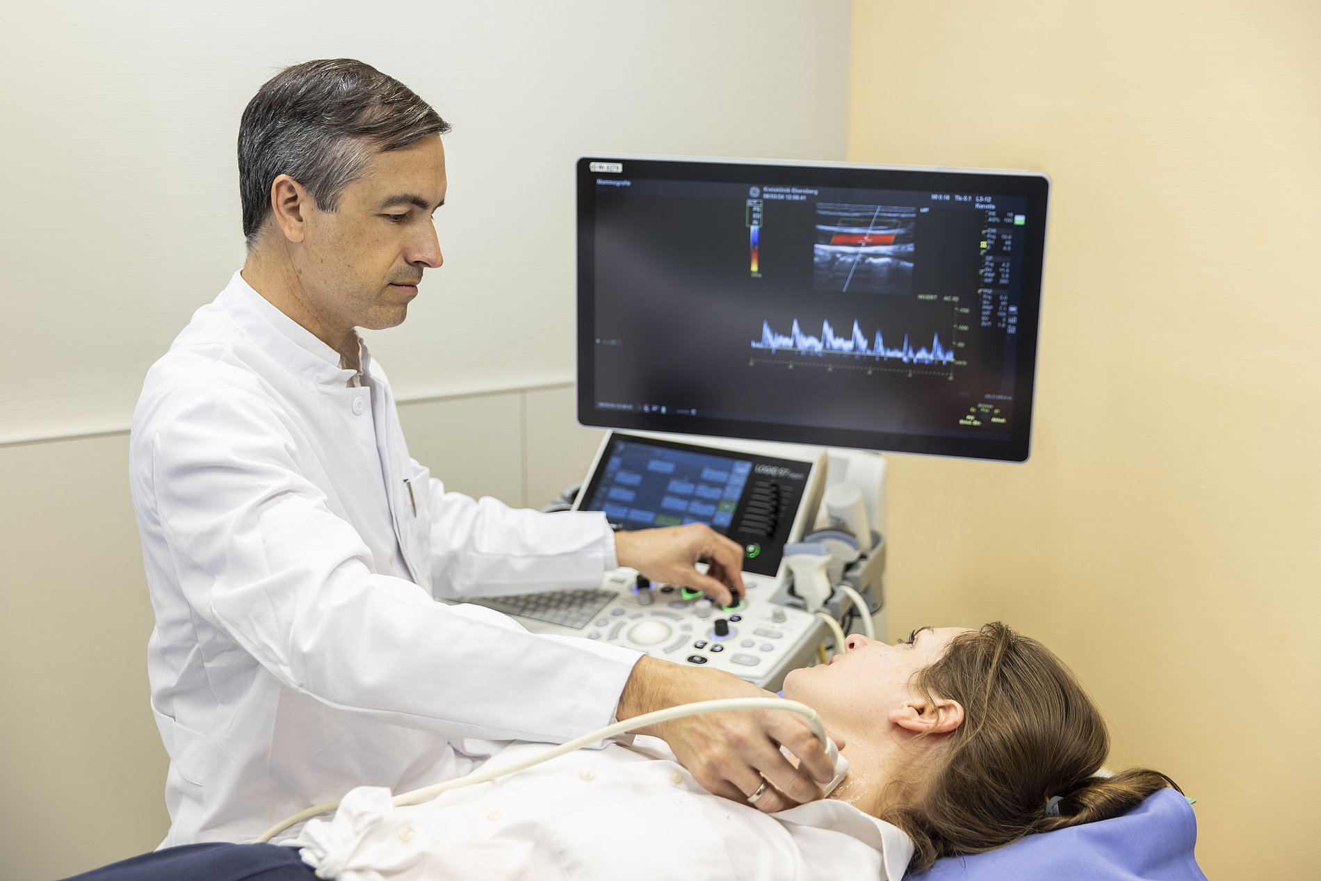Dr. Heiko Wendorff, Chefarzt Gefäßchirurgie und Gefäßmedizin des Klinikums Ebersberg München Ost, untersucht die Halsschlagader einer Patientin. Am 10. Juni wird er einen Vortrag zum Thema Carotisstenose halten. Dr. Heiko Wendorff, Chefarzt Gefäßchirurgie und Gefäßmedizin des Klinikums Ebersberg München Ost, untersucht die Halsschlagader einer Patientin. Am 10. Juni wird er einen Vortrag zum Thema Carotisstenose halten.