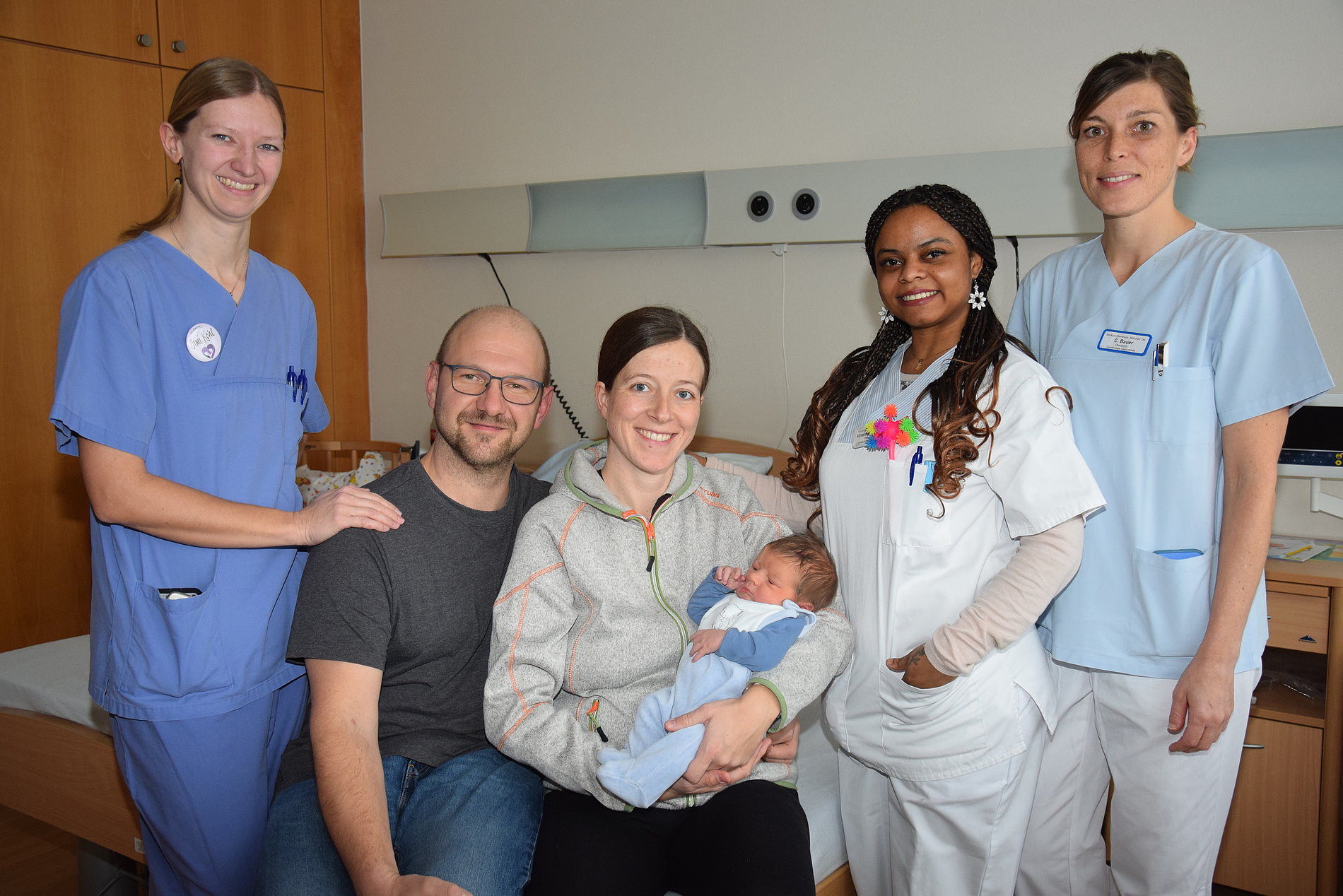 Über Neujahrsbaby Felix freuen sich: Hebamme Irmi Kohl, Papa Mario Kronberger, Mama Veronika Kronberger, Pflegefachkraft Vinalda Alexandre und Oberärztin Cosima Bauer (von links). 