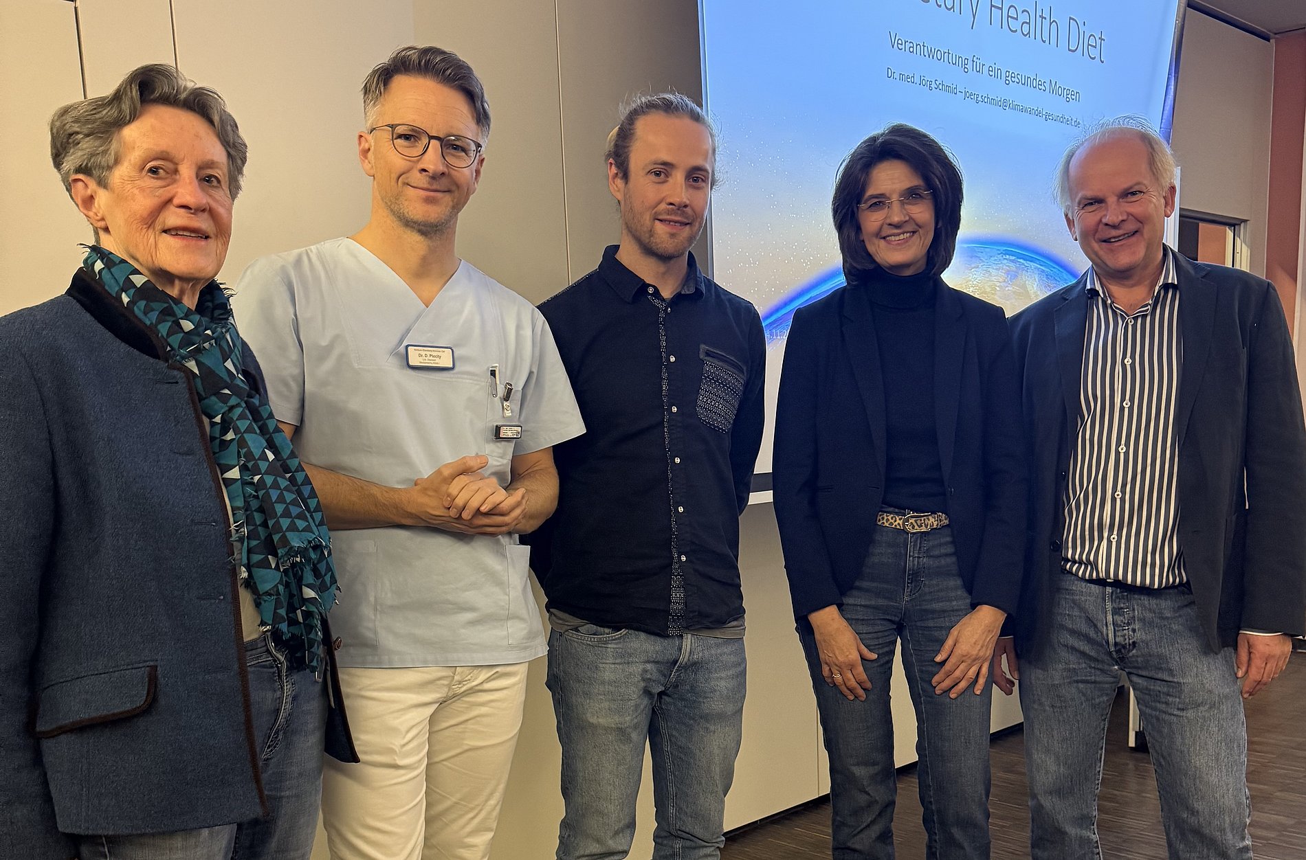 Die Vorträge von Prof. Helen von Bibra, Dr. Daniel Plecity, Dr. Jörg Schmid, Jutta Löbert und Organisator Dr. Marc Block (von links) sorgten für volles Haus im Klinikum Ebersberg München Ost.