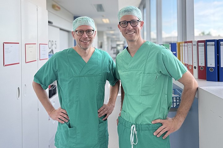Zwei Operateure aus zwei Kliniken sind zusammen ein starkes Team für Patientinnen und Patienten mit Krebs der Leber und der Bauchspeicherdrüse – Prof. Dr. Jan D‘ Haese, Chefarzt Allgemein-, Viszeral-, Gefäß- & Endokrine Chirurgie des Krankenhaus Agatharied (links) und Dr. Alexander Gratz, Chefarzt der Allgemeinen und Speziellen Viszeralchirurgie in Ebersberg (rechts).