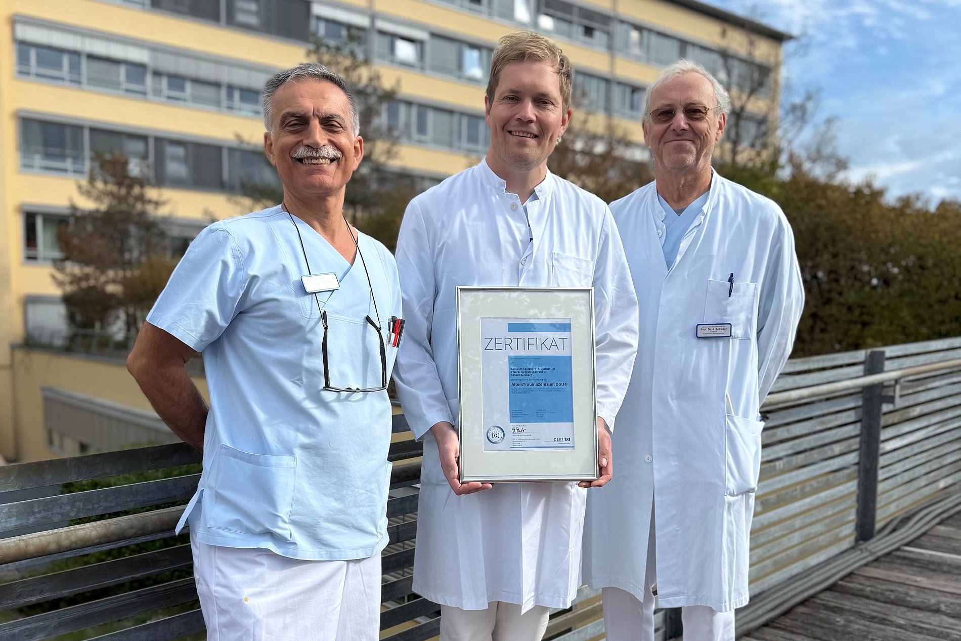 Dr. Anastasios Vounatsos, Chefarzt Priv.-Doz. Dr. Fabian Gilbert und Chefarzt Prof. Johannes Schwarz freuen sich über die gelungene Zertifizierung als AltersTraumaZentrum. 