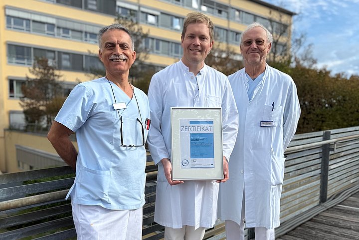 Dr. Anastasios Vounatsos, Chefarzt Priv.-Doz. Dr. Fabian Gilbert und Chefarzt Prof. Johannes Schwarz freuen sich über die gelungene Zertifizierung als AltersTraumaZentrum. Dr. Anastasios Vounatsos, Chefarzt Priv.-Doz. Dr. Fabian Gilbert und Chefarzt Prof. Johannes Schwarz freuen sich über die gelungene Zertifizierung als AltersTraumaZentrum.
