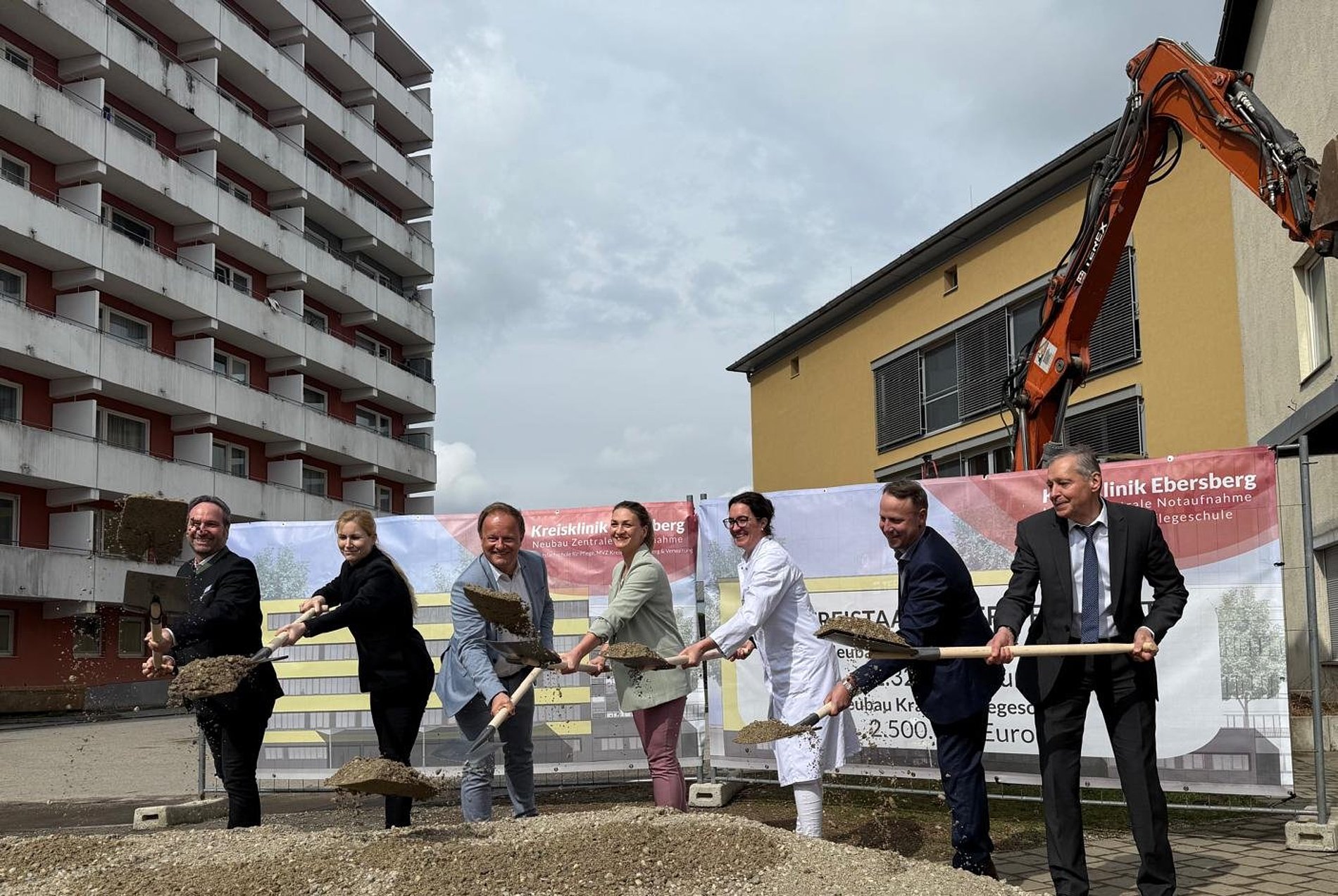 Beim Spatenstich gaben gemeinsam das Zeichen für den Baubeginn der Zentralen Notaufnahme in Ebersberg (von links nach rechts): Stefan Huber, Geschäftsführer der Kreisklinik Ebersberg, Angelika Greßmann, Architektin, Robert Niedergesäß, Landrat und Aufsichtsratsvorsitzender der Kreisklinik Ebersberg, Judith Gerlach, Bayerns Gesundheitsministerin, Prof. Dr. Viktoria Bogner-Flatz, Chefärztin der Zentralen Notaufnahme der Kreisklinik Ebersberg und Ärztliche Direktorin, Florian Rupprich, Projektsteuerung BPM Bau, Peter Lechner, leitender Ministerialrat.